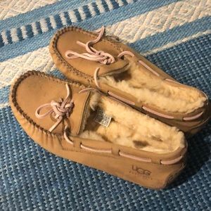 EUC Ugg Dakota Moccasins size 6